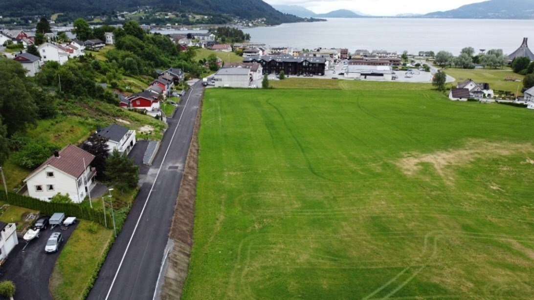 Viser Storgata, med Sykkylven sentrum i bakgrunnen